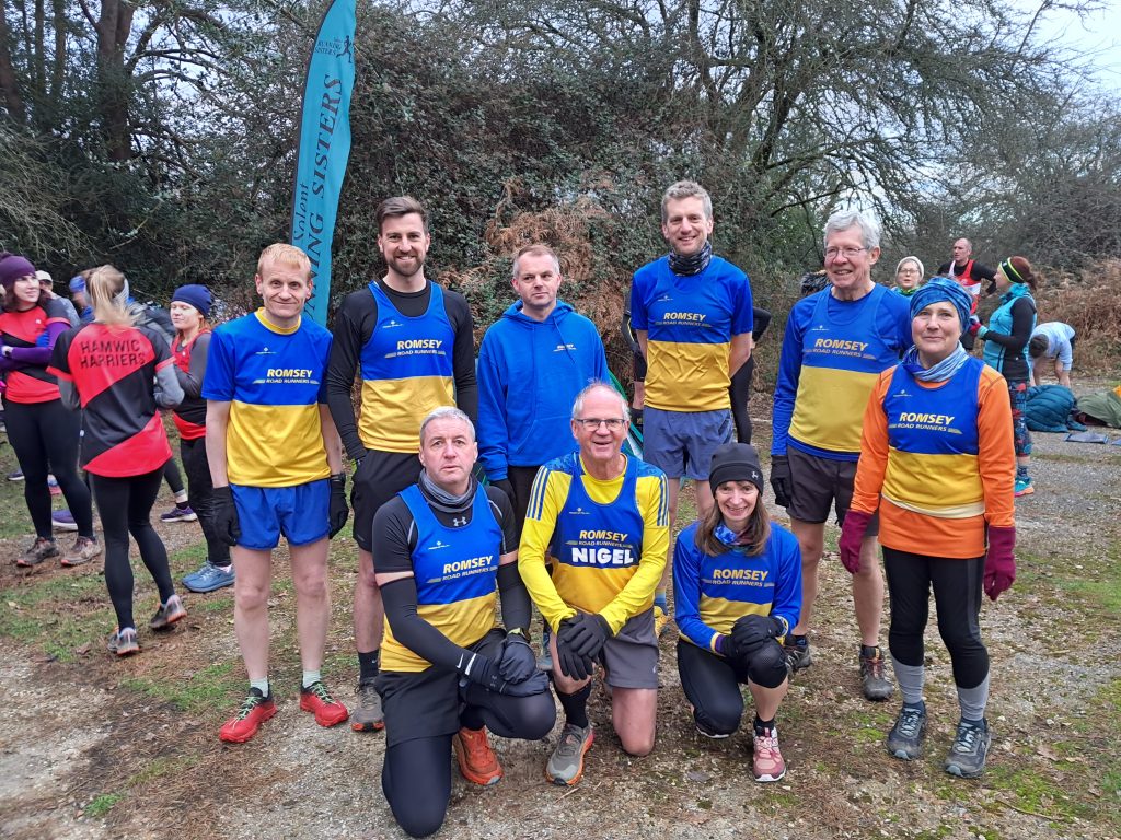 9 runners in Romsey Road Runners kit at the CC6
